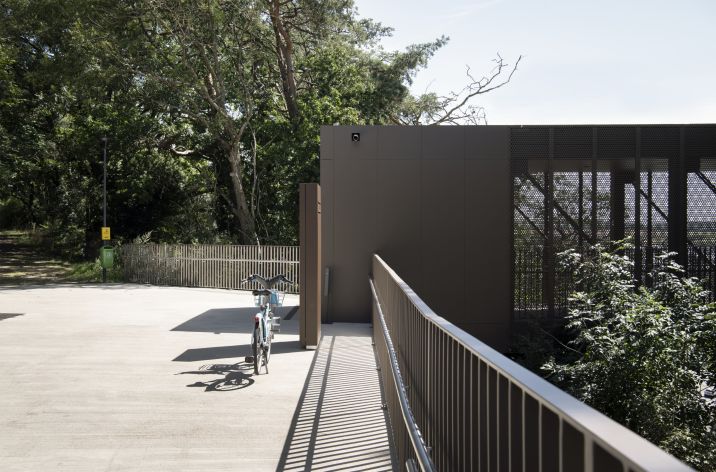 Entrance passerelle from upper plaform