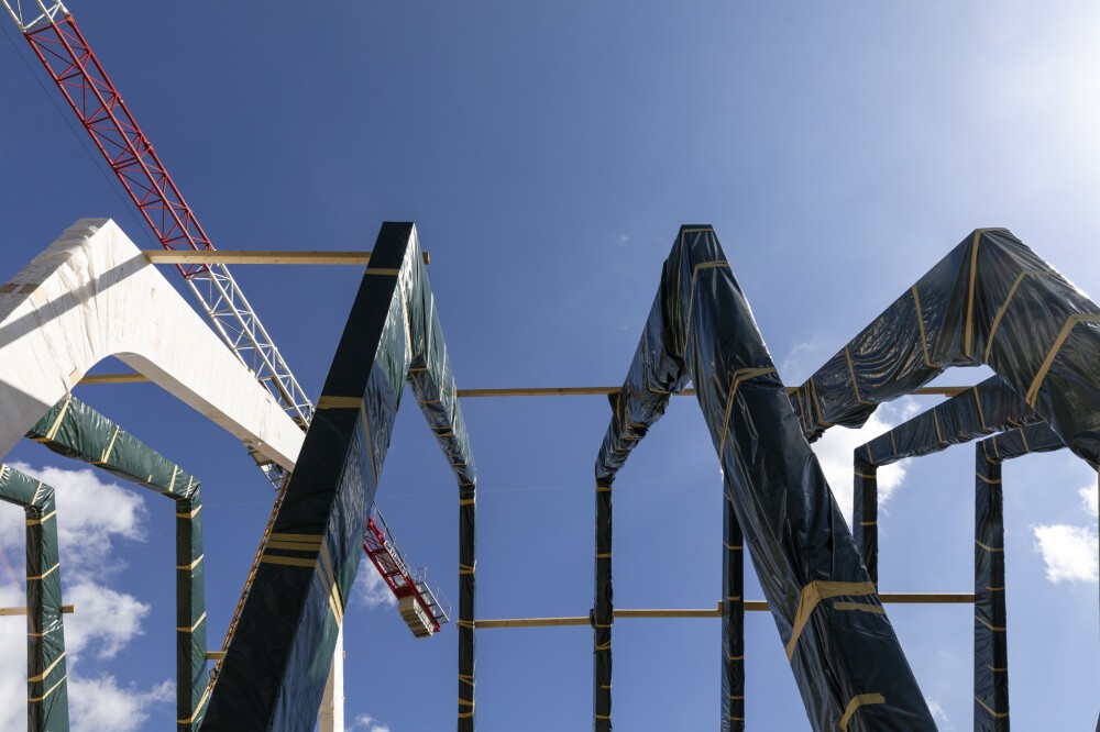 Installation structural wooden girders, Kulturhaus Schouweiler (LUX)