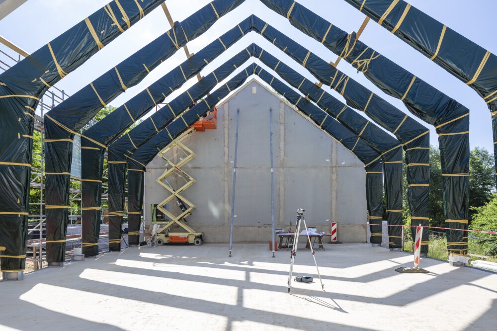 Installation structural wooden girders, Kulturhaus Schouweiler (LUX)