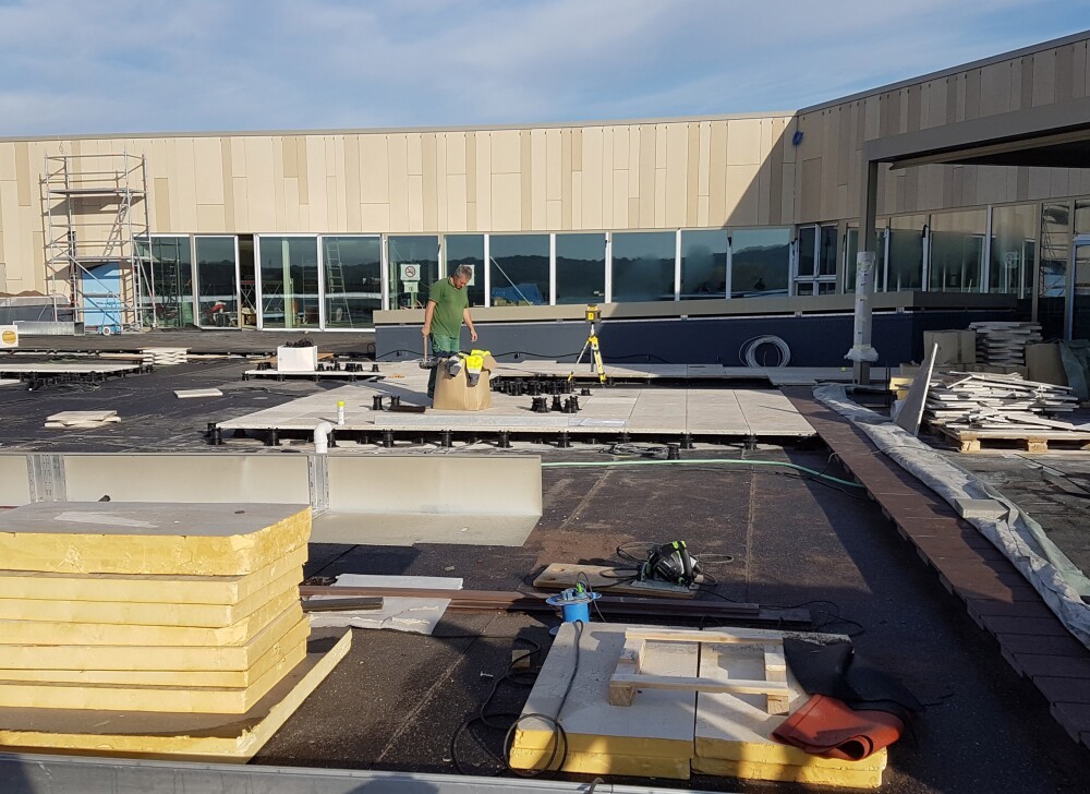 City Concorde, Bertrange (L)... still 2 weeks until the official opening of the extension! A view of the roof terrace.
