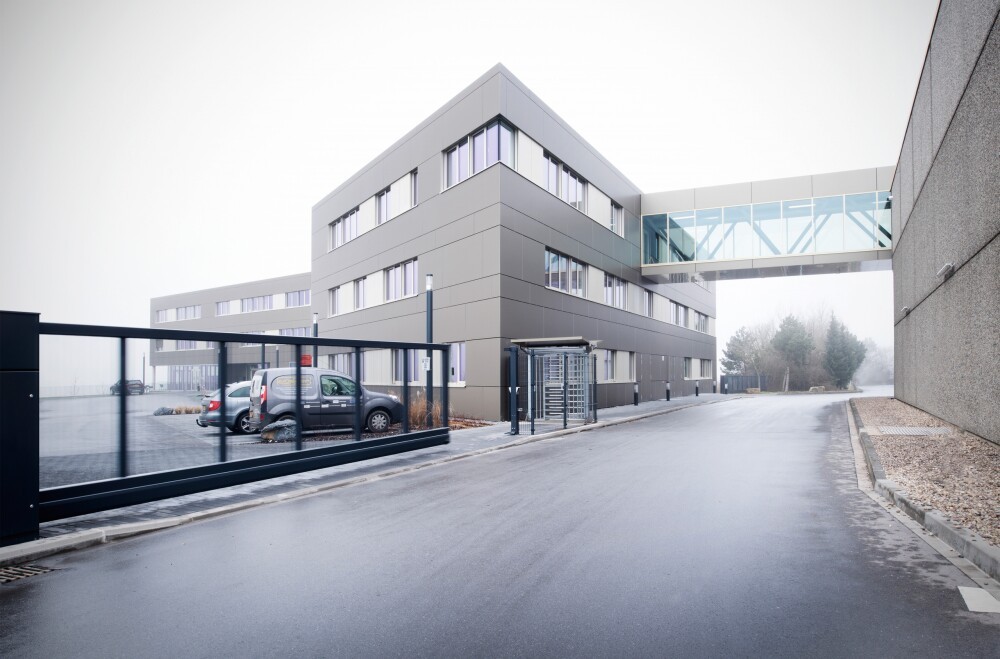 Office building Panhold in detail: the pedestrian bridge, Roodt-sur-Syre (LUX)
